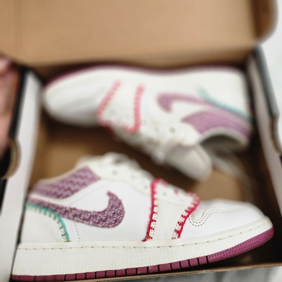 Air Jordan 1 LOW SE (GS) - Picture 2 of 9